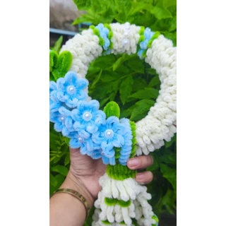 พวงมาลัยวันแม่ พวงมาลัยลวดกำมะหยี่ โทนสีฟ้าขาวนม พวงใหญ่สีสวย