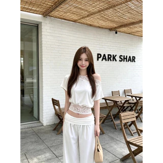 Kitty พร้อมส่ง🌸 เสื้อครอปท็อป ไหล่เฉียง ลูกไม้ กระชับเอว ขอบลูกไม้ ปิดกระดุม ผ้ายืดหยุ่น ผ้าระบายอากาศ สาวเผ็ด