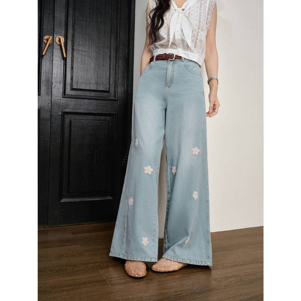 [พร้อมส่ง/Preorder] KUOSE : Floral Appliqué High-Rise Jeans