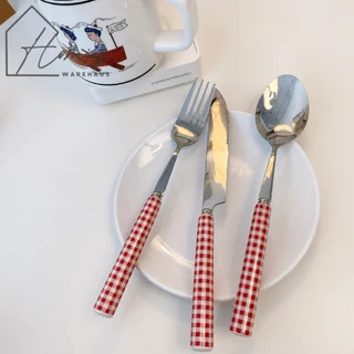 【พร้อมส่ง】🍴 ช้อน ส้อม มีด ลายสก็อต สุดน่ารัก สแตนเลสอย่างดี ด้ามทำจากเซรามิก มี 2 สี แดง/น้ำเงิน สไตล์คาเฟ่ ช้อนลายสกอต