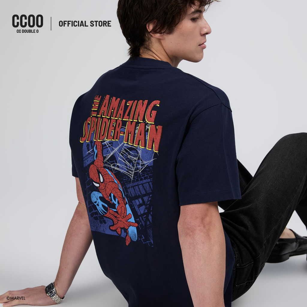 CC DOUBLE O SPIDER-MAN CLASSIC COMIC TEE ผู้ชาย เสื้อยืดสไปเดอร์แมนลายคอมิก รุ่น O26WGMA149 (AW26 #A