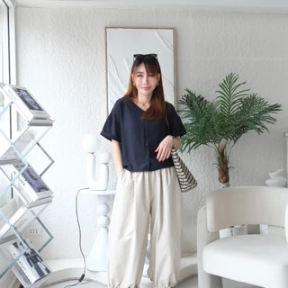 Lawyer Store [ 8211436] เสื้อคอวี แขนพับ กระดุมหน้า ใส่สบาย เนื้อผ้ามีเทกเจอร์ ดีไซน์เจาะสามเหลี่ยมด้านหลัง เสื้อผู้หญิง