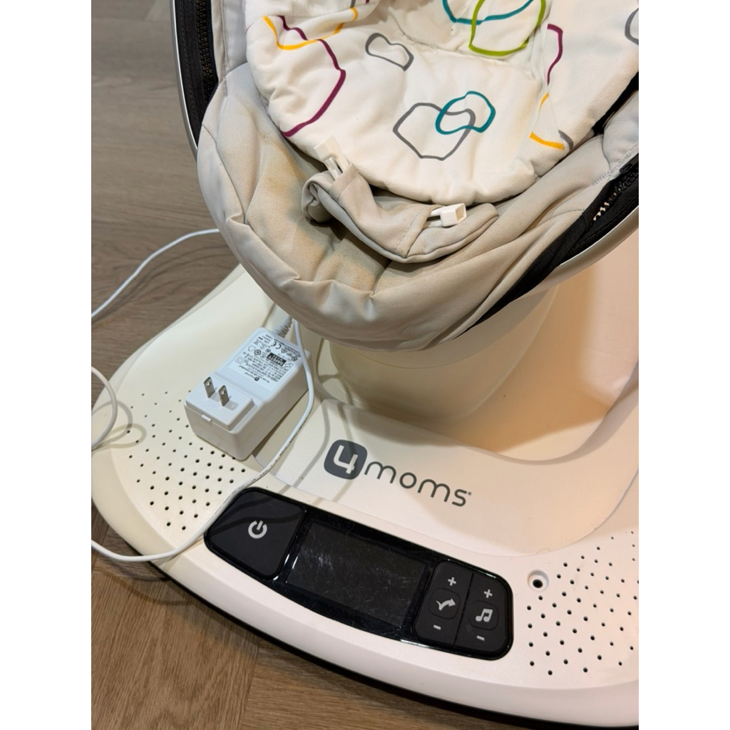 เปลไกวไฟฟ้า 4moms mamaroo 4 multi-motion baby swing (มือสอง มีคราบเหลืองที่พลาสติคตามรูป)