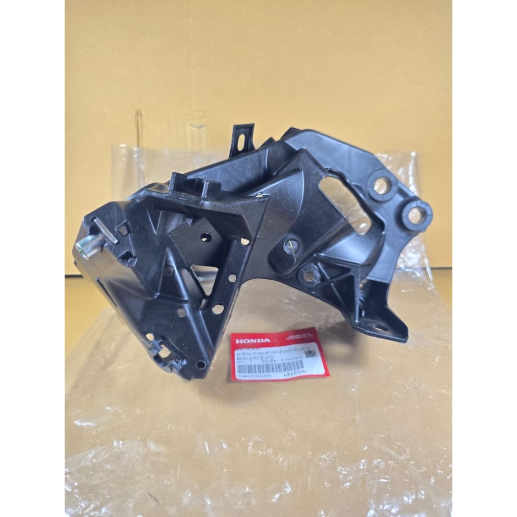 ขายึดฝาครอบข้างตัวถังด้านหน้า (ข้างซ้าย) PCX160 HONDA แท้เบิกศูนย์ รหัส 50312-K1Z-J10