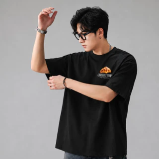 THIDAPHON เสื้อยืดแขนสั้น คอกลม เสื้อยืดผู้ชาย สีขาว สีดำ แฟชั่น พิมพ์ลาย Oversize ผ้านุ่ม ทรงหลวม ใส่สบาย ระบายอากาศ