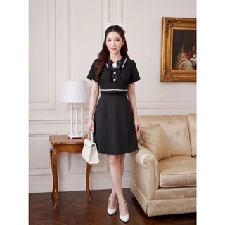 DW500 Maisei Dress ชุดเดรสสั้น ทรงเข้ารูป ท่อนบนเป็นกั๊กงานทรงคร๊อป ปกบัวแหลม พร้อมเข็มกลัดโบ