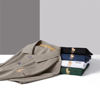 เสื้อโปโลผู้ชาย ตกแต่งด้วยกระดุมสีเบจและสีทอง ดีไซน์เรียบง่าย สีพื้น สวมใส่สบายและดูดีมีสไตล์