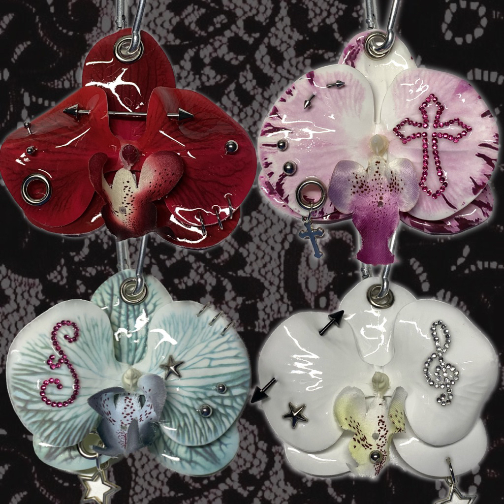 update!!30/08 พวงกุญแจดอกกล้วยไม้ | piercing orchids keychain เคลือบเรซิ่น ตกแต่งจิวและเพชร