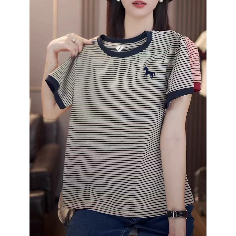 เสื้อยืดแขนสั้นสำหรับผู้หญิง: เสื้อที่ดูเก๋ไก๋ มีระดับ และมีสไตล์ โดดเด่นด้วยลวดลายแถบสีแบบคัลเลอร์บล็อก (color-block) ม