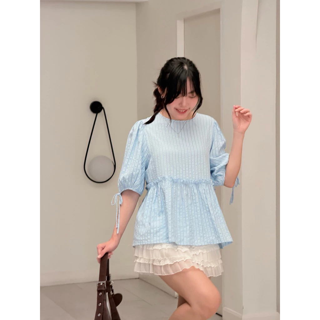 TheBlancPale : Ivy Top เสื้อแสนสบาย รุ่นนี้หยิบจับใส่ได้บ่อย เพราะน้องแมทช์ยังไงก็สวย