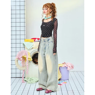 AMUSE BKK - Dusty Stud Jeans กางเกงยีนส์ทรงบอลลูนจีบหน้า ทรงหลวมๆ สีฟอกฟุ้งๆ ดีเทลแต่งหมุดกระเป๋าหลัง