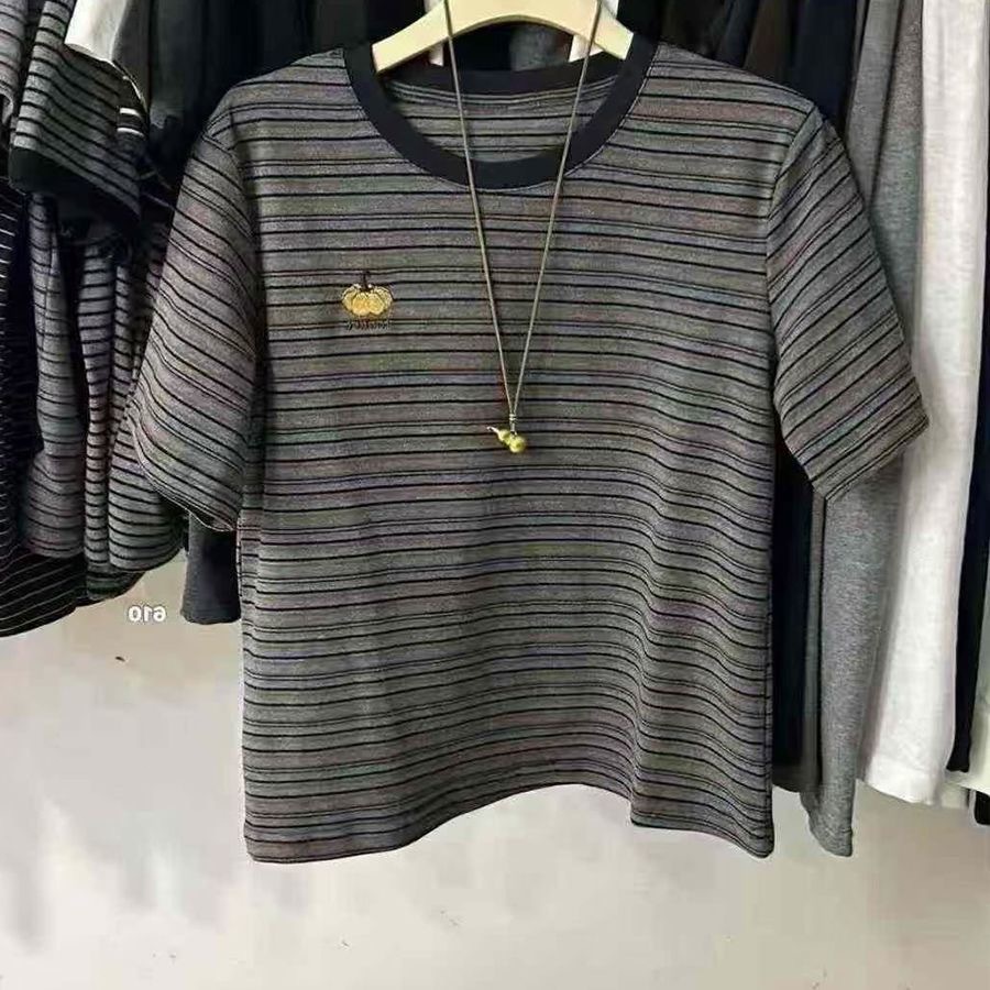เสื้อยืดแขนสั้นลายฟักทองสไตล์เรโทรสุดเก๋และใช้งานได้หลากหลายสำหรับผู้หญิง สไตล์ใหม่สำหรับฤดูร้อน ลายทางขาวดำ สวมใส่สบายแ
