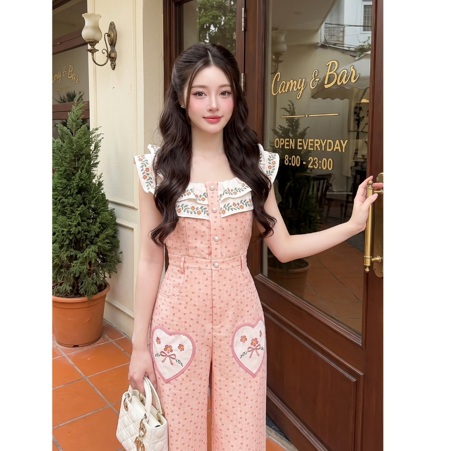 (มี3XL) สีชมพูพีช Lychee Jumpsuit จั๊มสูทขายาวกระดุมหน้าผ้าคอตตอนปัก แขนระบายสองชั้น มีกระเป๋ากางเกง แต่งปักหัวใจ