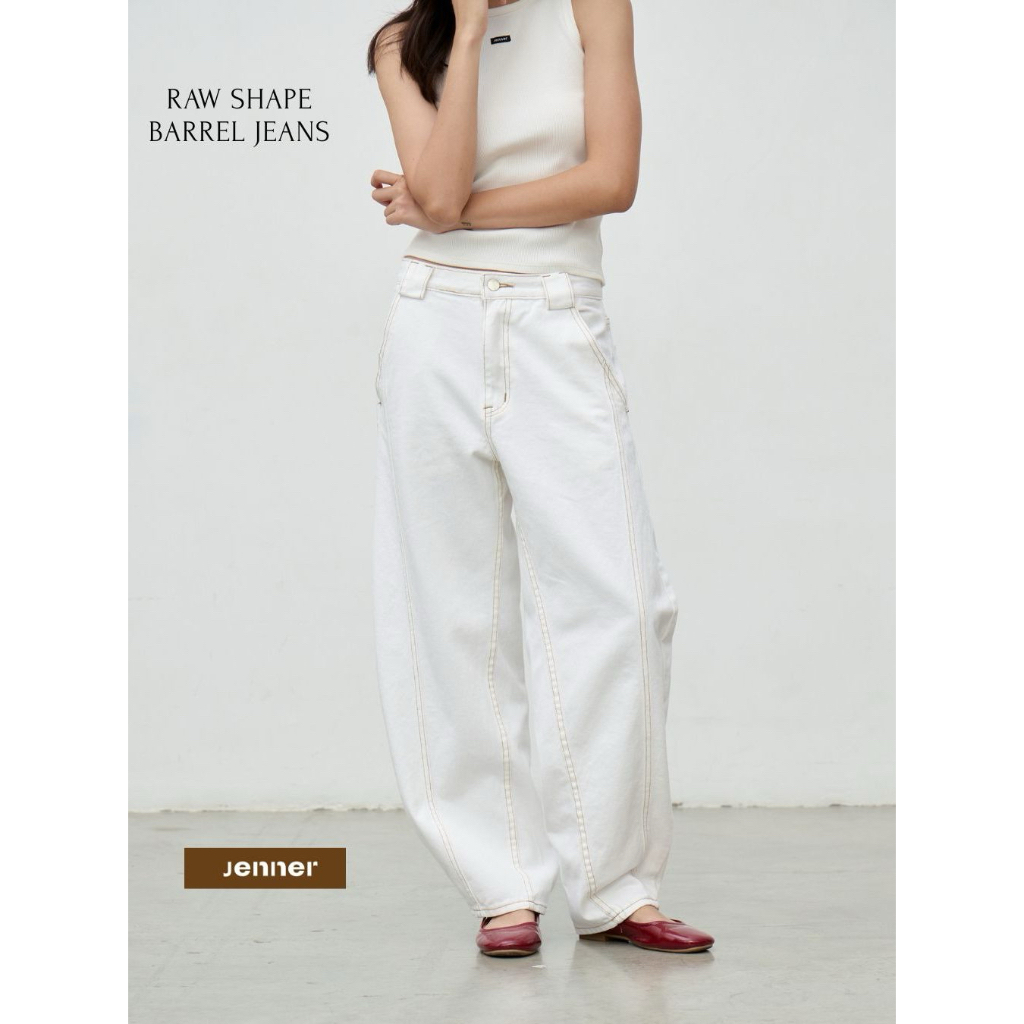 JENNER- RAW SHAPE BARREL JEANกางเกงยีนส์สีขาวขายาว เอวกลาง ทรงบาร์เรล แต่งด้ายน้ำตาลอ่อนผ้าคอตตอน ไม่ยืด