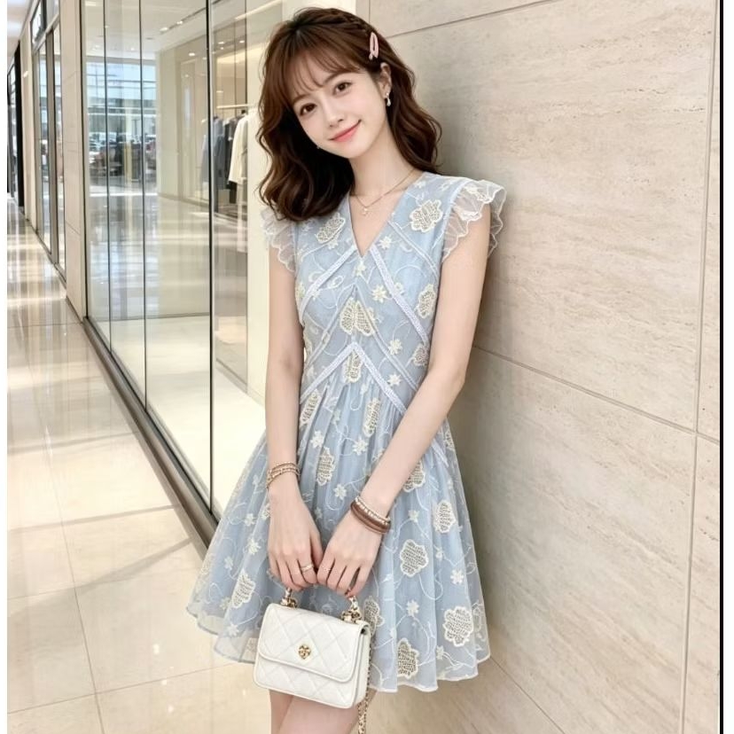 เดรสสั้น สไตล์ฝรั่งเศสสุดหรู ดีไซน์เข้ารูปเน้นเอว ช่วยให้หุ่นดูเพรียวสง่า คอวีช่วยเสริมลุคให้คอดูเรียวยาว ดูแพงทุกมุมมอง
