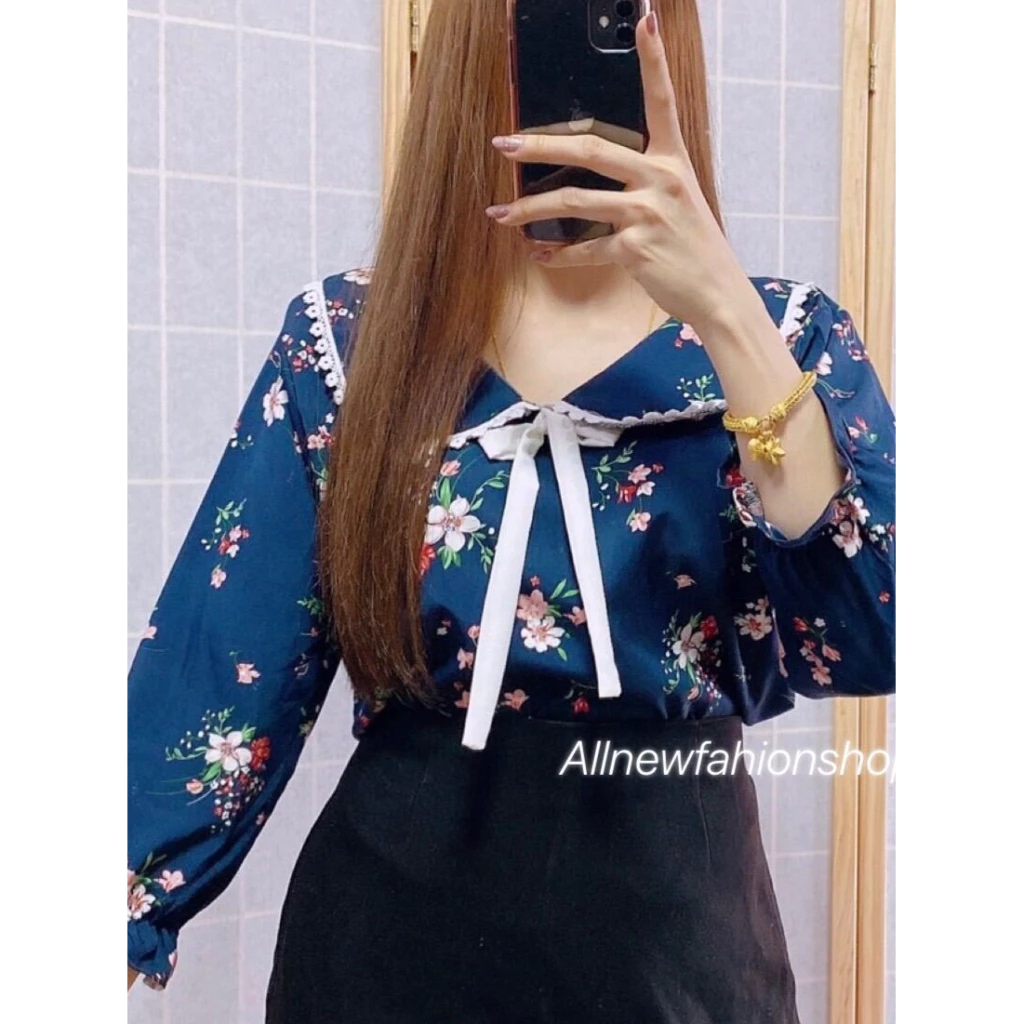 เสื้อคอบัวเเต่งลูกไม้ เเขนยาวมีสายผูกโบว์สีขาวสะดุดตา