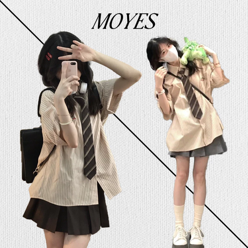 MOYES🔥ในสต็อก💗ใหม่เสื้อเชิ้ตลำลองแขนสั้นลายทางมีสไตล์พร้อมผูกไทและกระโปรงจับจีบ