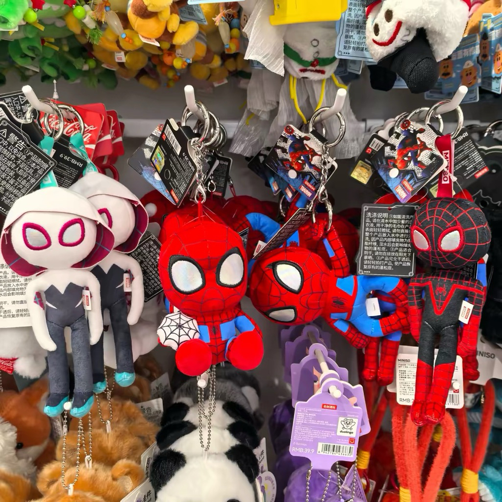 🎀 MINISO × Marvel Spider-Man Web Shooter Plush Keychain ของแท้