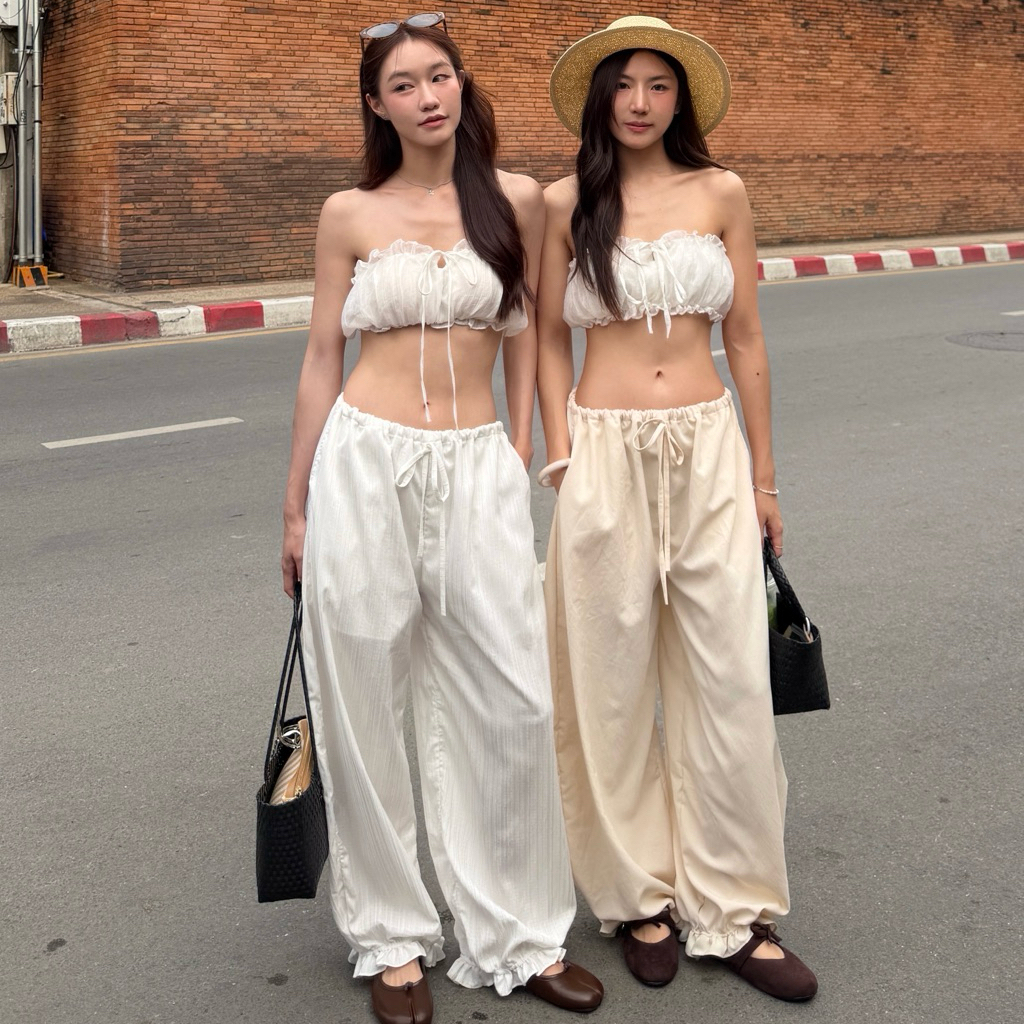 𝐓𝐰𝐢𝐬𝐭 𝐬𝐞𝐭 ชุดเซตเกาะอก+กางเกงสม็อกยางยืดรอบตัวแต่งระบายขอบบนและล่างด้วยสายผูกโบว์ช่วงหน้าอกกางเกงเอวปรับรูดได้ตามสัดส่วน
