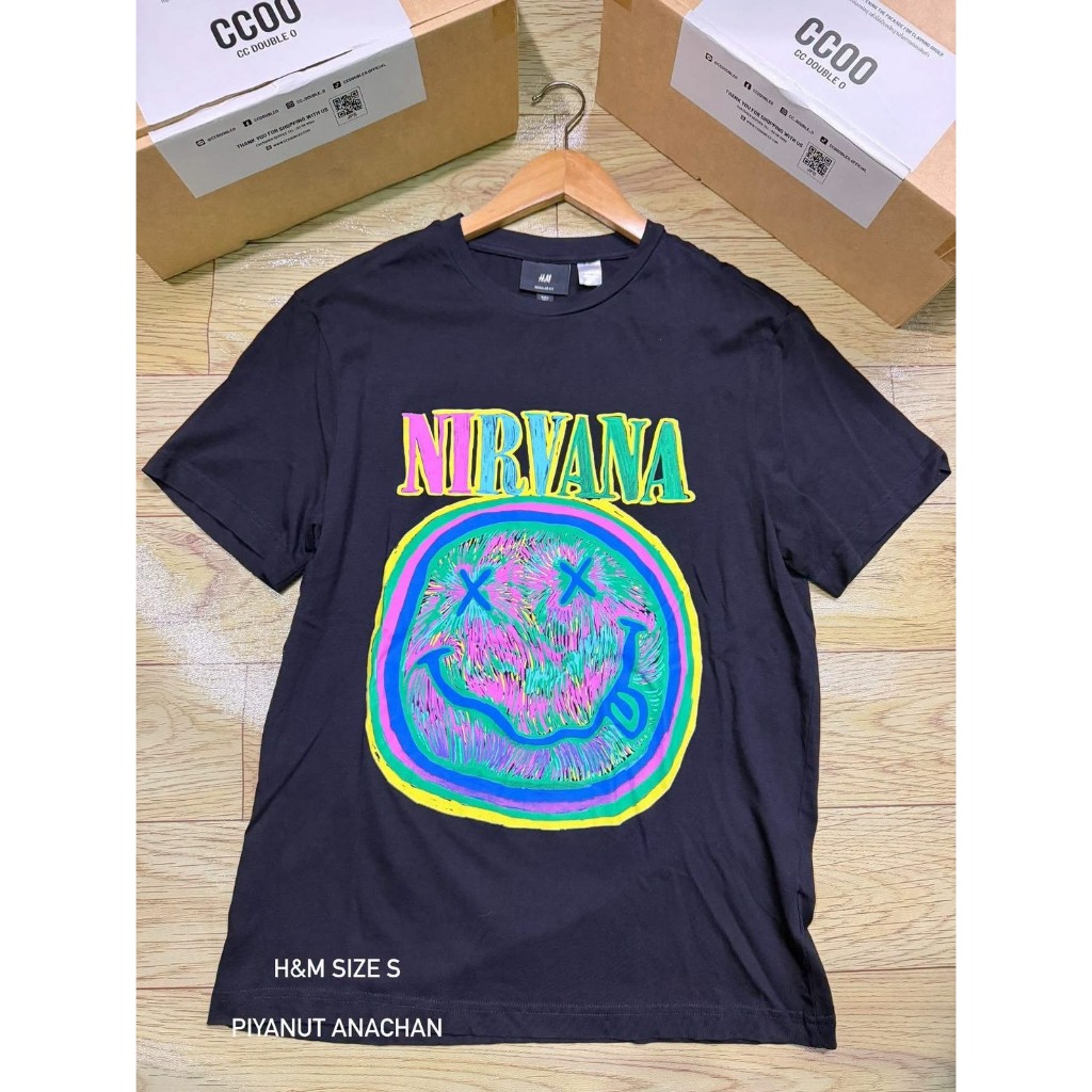 เสื้อยืดแขนสั้นสีดำลาย Nirvana จาก H&M