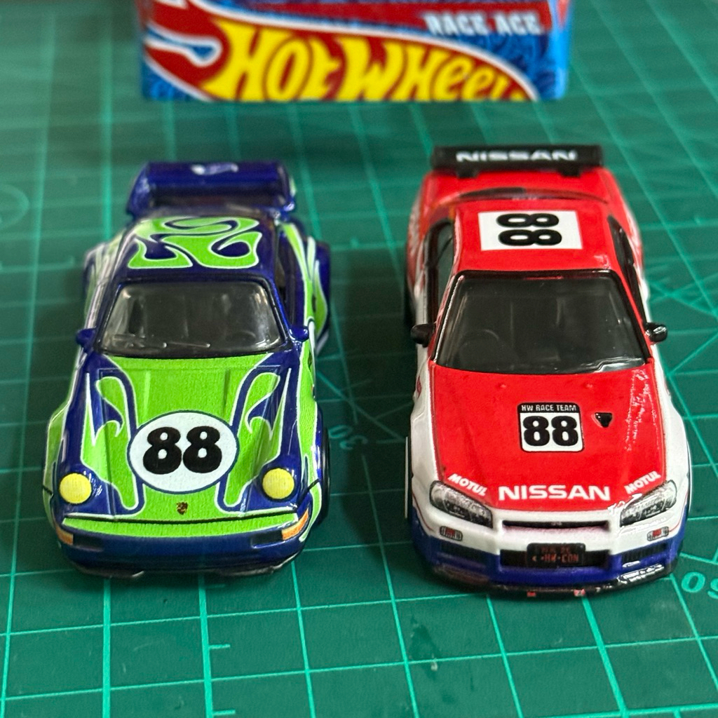 HOT WHEELS  CONVENTION  จัดชุด 2 คัน Nissan Skyline GT-R V-Spec ll (BNR34) & Porsche 911 Carrera RS 