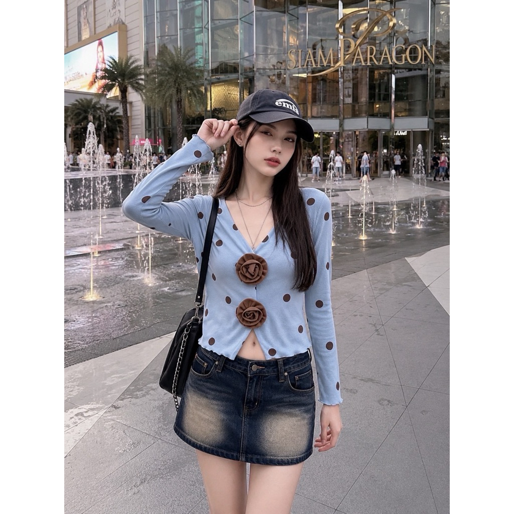 เสื้อยืดแขนยาวลายจุดดอกกุหลาบตรงอก