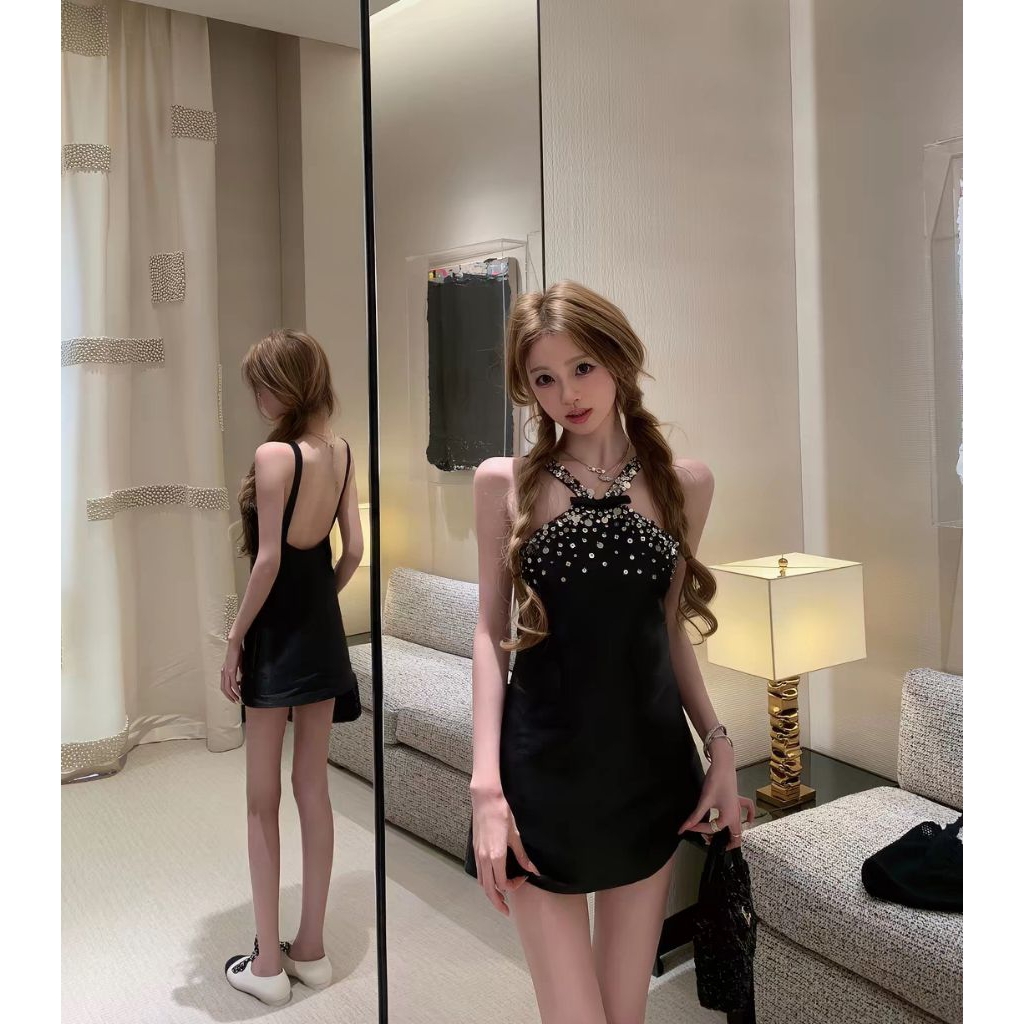 เดรสสีดำสุดหรู งานประดับลูกปัดละเอียด คล้องคอเปิดหลัง เอวคอดสวย กระโปรงทรงA-lineใส่แล้วดูแพง หรู เซ็กซี่แบบมีระดับ