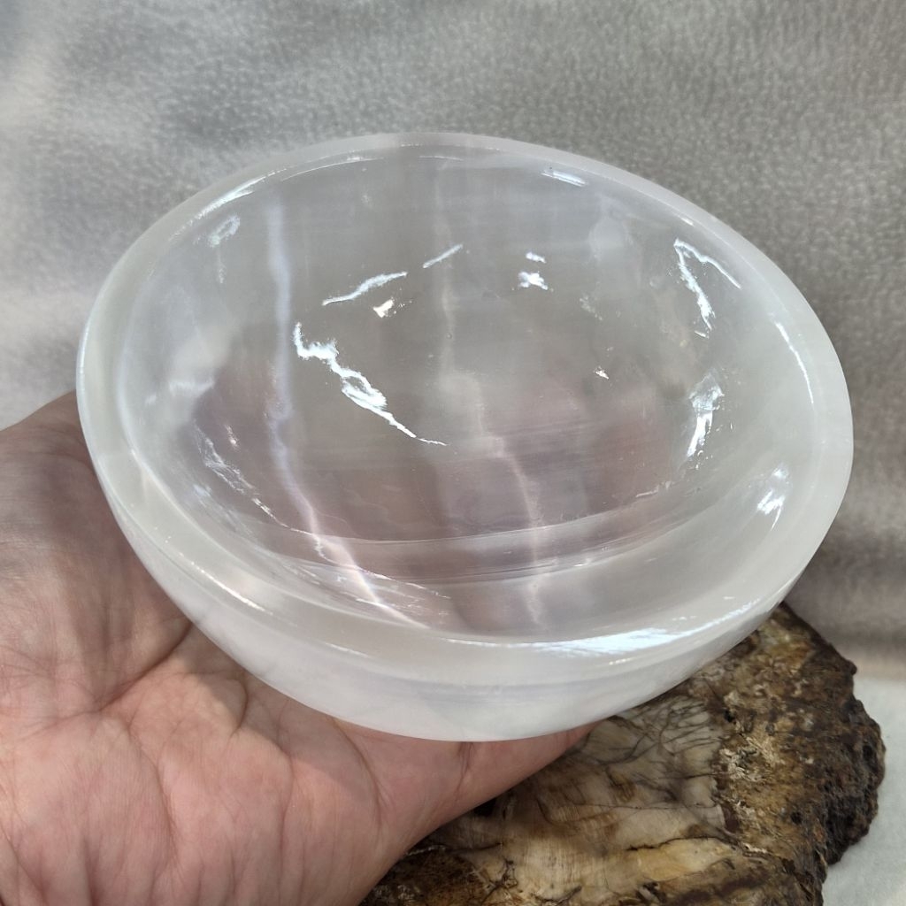 ชามหินเซเลไนต์(Selenite Bowl)เซเรไนต์(Selenite)หน้ากว้าง 12.1 ซม.หนา 4 ซม.ลึก 3.6ซม.น้ำหนัก 506.3 g.