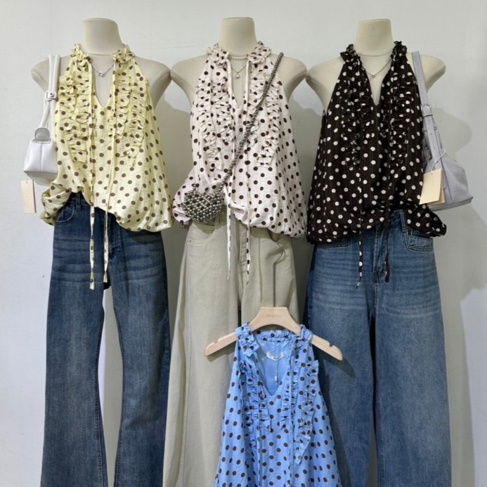 M2270 เสื้อคล้องคอลายจุดสุดคิวท์ รุ่นนี้บอกเลยว่าน่ารักใจละลาย ดีเทลแต่งระบายช่วงคอวีเพิ่มความหวานซ่อนเปรี้ยว