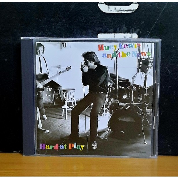 CD ซีดีเพลงสากล / Huey Lewis and The News / Hard at play                               -a01