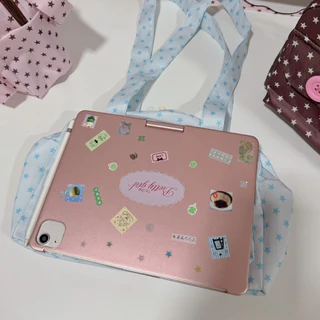 carryme-vivii bag⭐️พร้อมส่ง กระเป๋าสะพายข้างใส่ไอแพด 11 นิ้ว ผ้าลายดาว ไม่มีใย กระดุมหน้าตกแต่ง2ช่อง