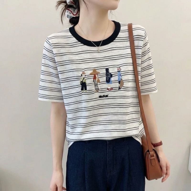 เสื้อยืดแขนสั้นสำหรับผู้หญิงที่เรียบง่ายแต่มีสไตล์ โดดเด่นด้วยลายแถบสีแบบคัลเลอร์บล็อกและลายกราฟิกการ์ตูนสุดเก๋ สินค้าให