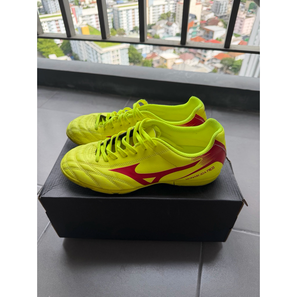 รองเท้าฟุตซอลร้อยปุ่ม Mizuno มือสองแท้