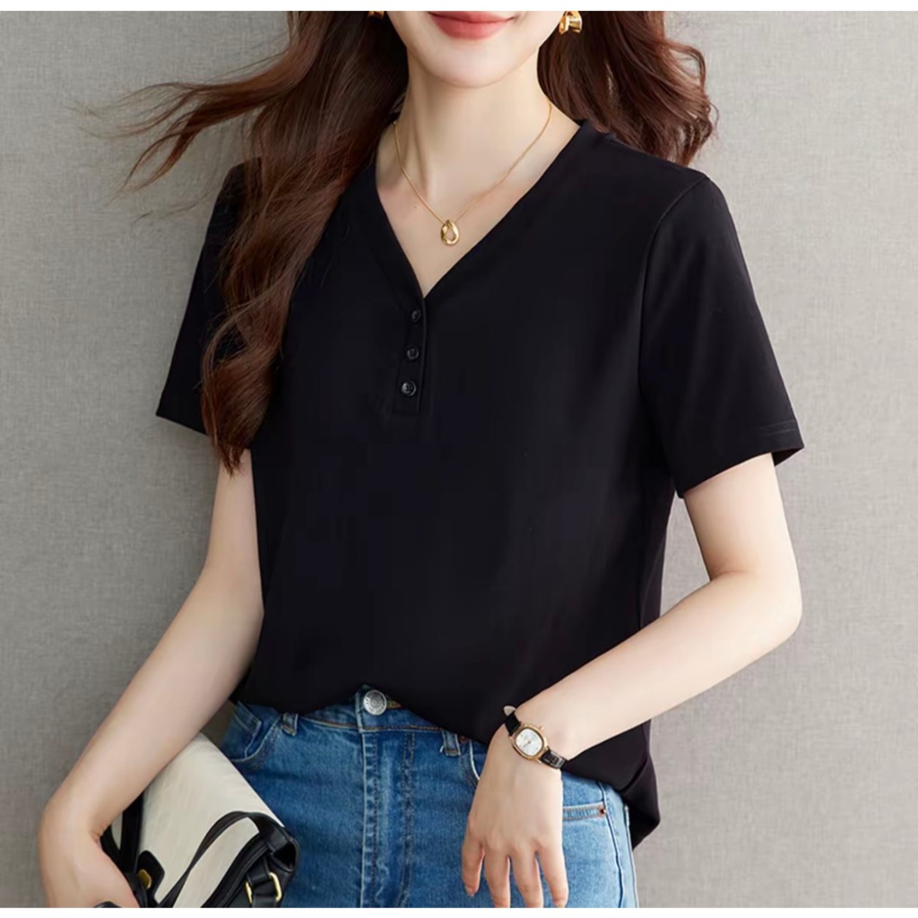 เสื้อยืดแขนสั้นคอวีสีพื้นสำหรับผู้หญิง ดีไซน์เก๋และสวมใส่ได้หลากหลายโอกาส เป็นเสื้อรับซัมเมอร์ที่มีสไตล์ โดดเด่นไม่ซ้ำใค