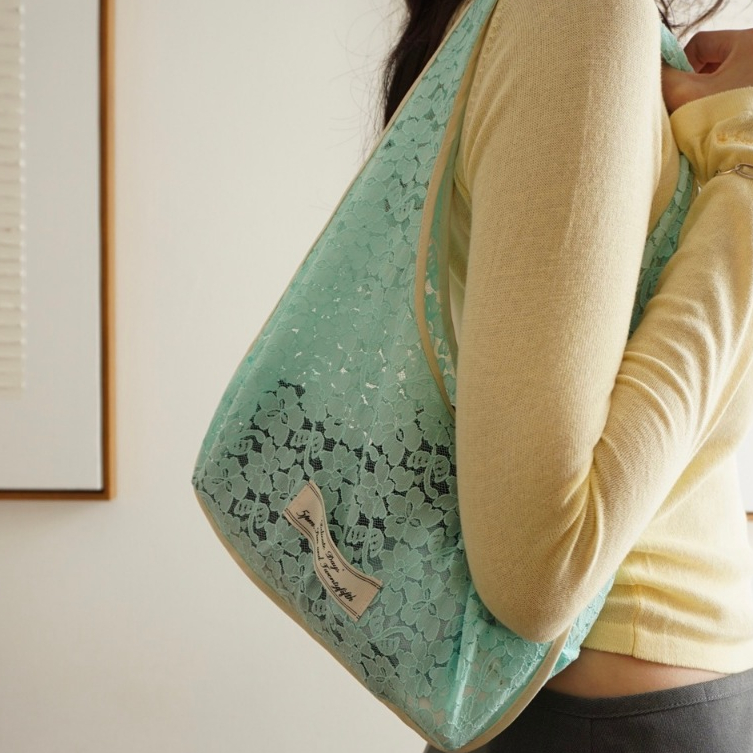 5pm.sun and twentyfifth l lacé round tote : กระเป๋าผ้าลายลูกไม้