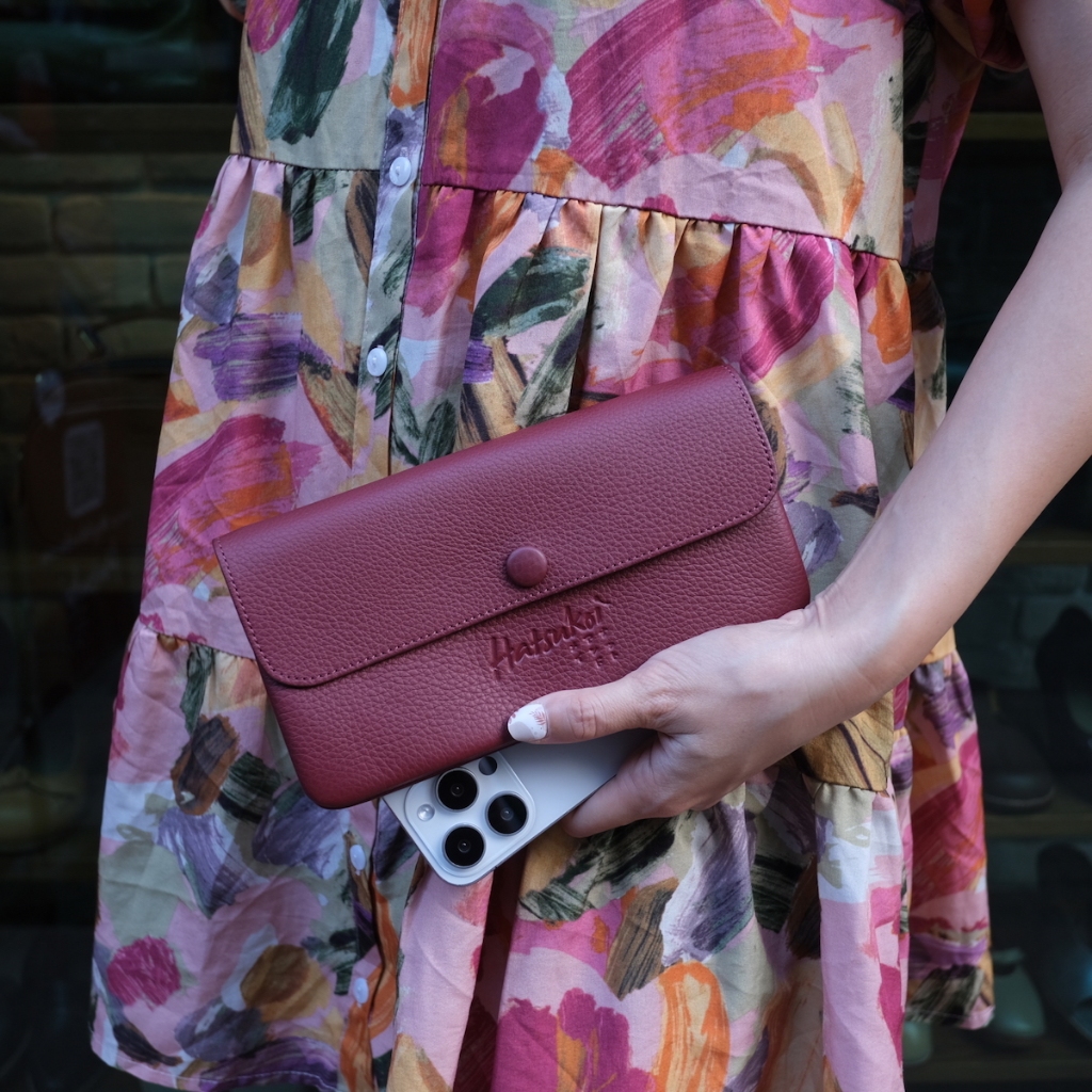 กระเป๋าสตางค์ใบยาว หนังวัวสัมผัสนุ่มมือสุดๆ เบา ช่องเยอะ และจุสุดๆ More by Hatsukoi Leather Wallet