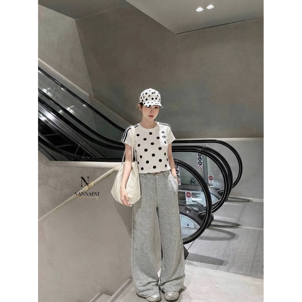 Set 3 ชิ้น เสื้อยืดทรงครอปสีขาวลายจุด+หมวกแก๊ปลายจุดปักตัวอักษร+กางเกงขายาวเอวสูงสีเทาทรงขากว้าง