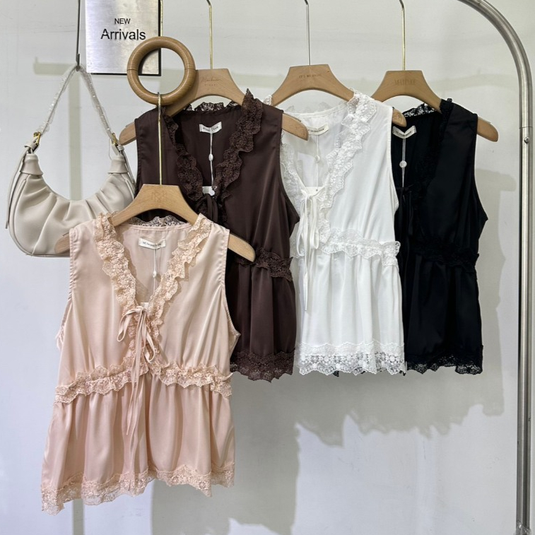 M2290 เสื้อคอวีแต่งลูกไม้สุดละมุน รุ่นนี้คือ Must Have! ดีเทลผ้าเนื้อเนียนสวยดูมีความเงาเบาๆ ตกแต่งขอบลูกไม้สุดประณีต