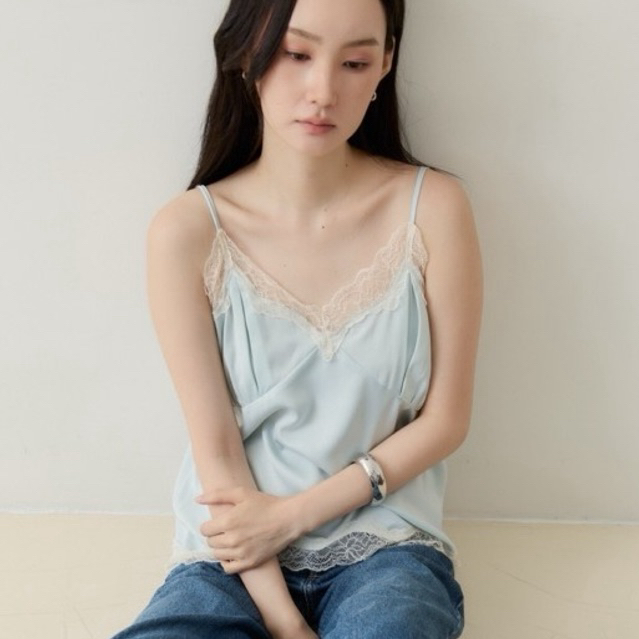 KATHLEEN เสื้อสายเดี่ยวลูกไม้ผ้าซาตินนุ่มลื่นใส่สบาย satin lace camisole
