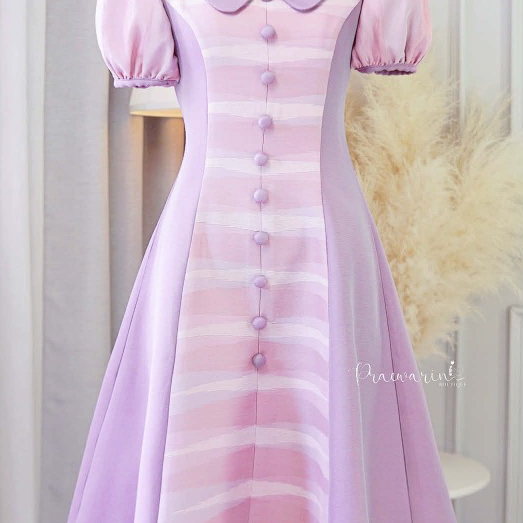 PRAEWARIN (แพร-วรินทร์) ชุดเดรสผ้าไทย คอบัวแขนตุ๊กตา ตกแต่งกระดุม