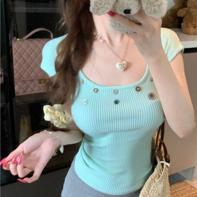 YUANMEI พร้อมส่ง เสื้อถักแขนสั้นคอเหลี่ยมสีดำเย็บกระดุมสำหรับผู้หญิง สวยงามและมีเอกลักษณ์ ทรงเข้ารูป Y18