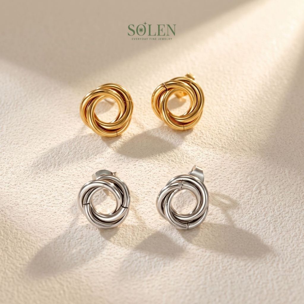 Solen Orbit Knot Hoop ต่างหูสแตนเลสปมเกลียว ชุบทอง PVD 18K ดีไซน์ปมเกลียว น้ำหนักเบา ไม่แพ้ไม่คัน