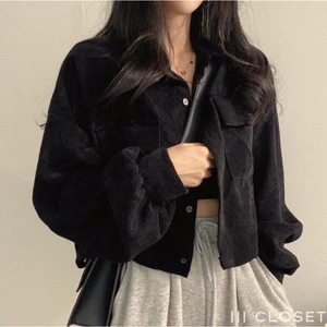 เสื้อครอป III Freesize III LF002 เสื้อครอป คอปก แขนยาว กระดุมหน้า ดีไซน์แขนพอง แต่งกระเป๋าคู่ ผ้าลูกฟูก ใส่สบาย