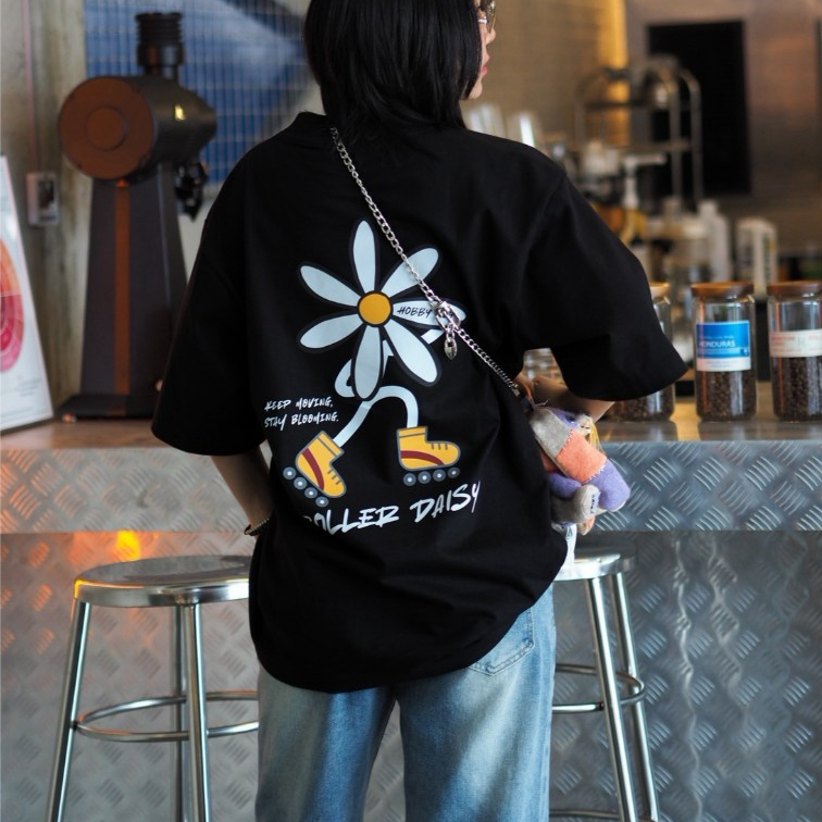 HOBBY BOY ( รุ่น Signature ) - ROLLER DAISY เสื้อยืด Unisex