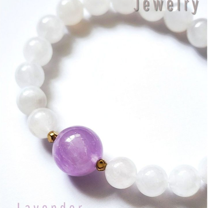 สร้อยข้อมือ Lavender Moon (มาดาร์กัสการ์ ลาเวนเดอร์ อเมทิสต์ กับ มูนสโตนพรีเมียม) น้ำหนัก 32 กรัม ความยาวรอบวง 16 เซนติม