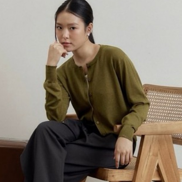 KATHLEEN เสื้อคาร์ดิแกนแขนยาวผ้าบางไม่หนา สวมใส่สบายนุ่มลื่น ทรงสวยเรียบหรูดูดี