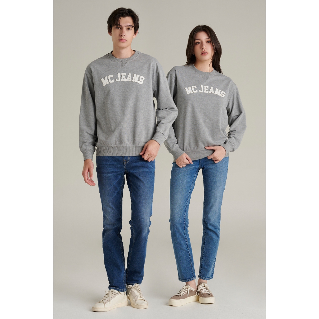Mc JEANS เสื้อสเวตเตอร์ Unisex ทรงเรกูลาร์ (Regular) สีเทา ดีเทล ตัวอักษร MC JEANS งานปักแอปปิเก้ ตั