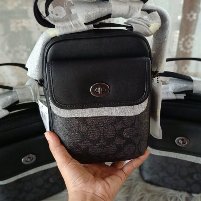 พร้อมส่งที่ไทยแท้ 100% สะพายข้างชายurnlock Signature Canvas Gunmetal Charcoal Black