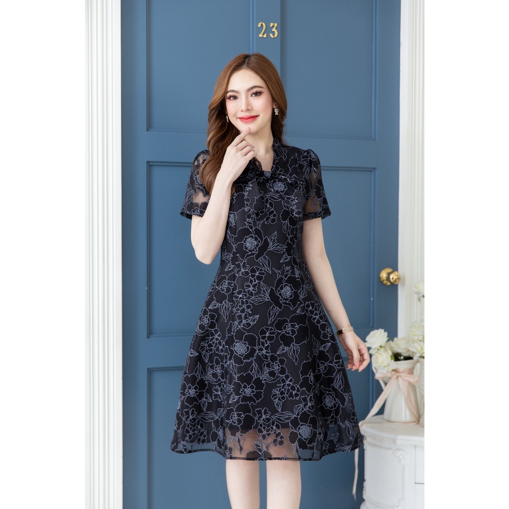 ชุดเดรสสีดำ ALERT BRAND  ผ้าแก้วลายดอก มีดีเทลผูกโบว์ช่วงคอ ใครหาชุดสีดำอยู่พลาดไม่ได้เลยค่ะ