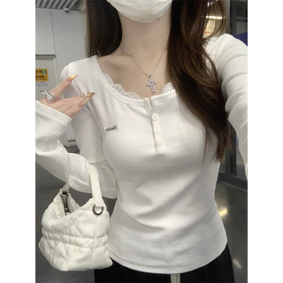 Hotgirl พร้อมส่ง เสื้อยืดแขนยาวผู้หญิง เสื้อยืดเข้ารูป การออกแบบผ้าลูกไม้ปะติด งานปักตัวอักษร สไตล์เกาหลีแบบอ่อนโยน